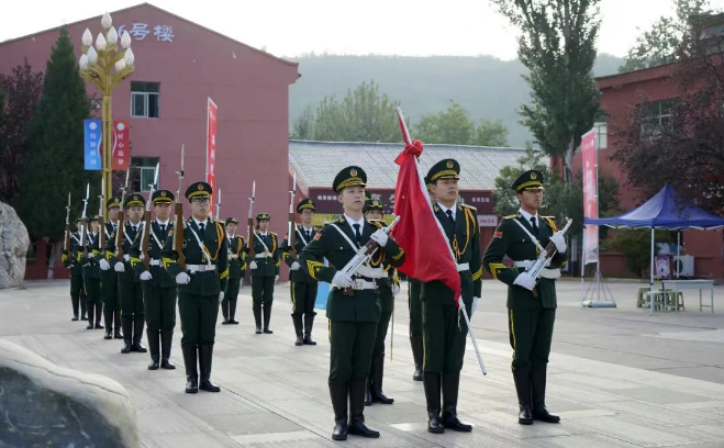 学院举行2025年秋季学期第一次升国旗仪式