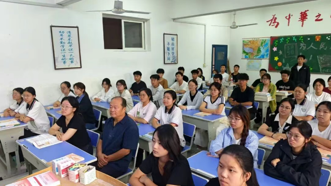 宝鸡三和职业学院全院师生观看纪念抗战胜利80周年阅兵