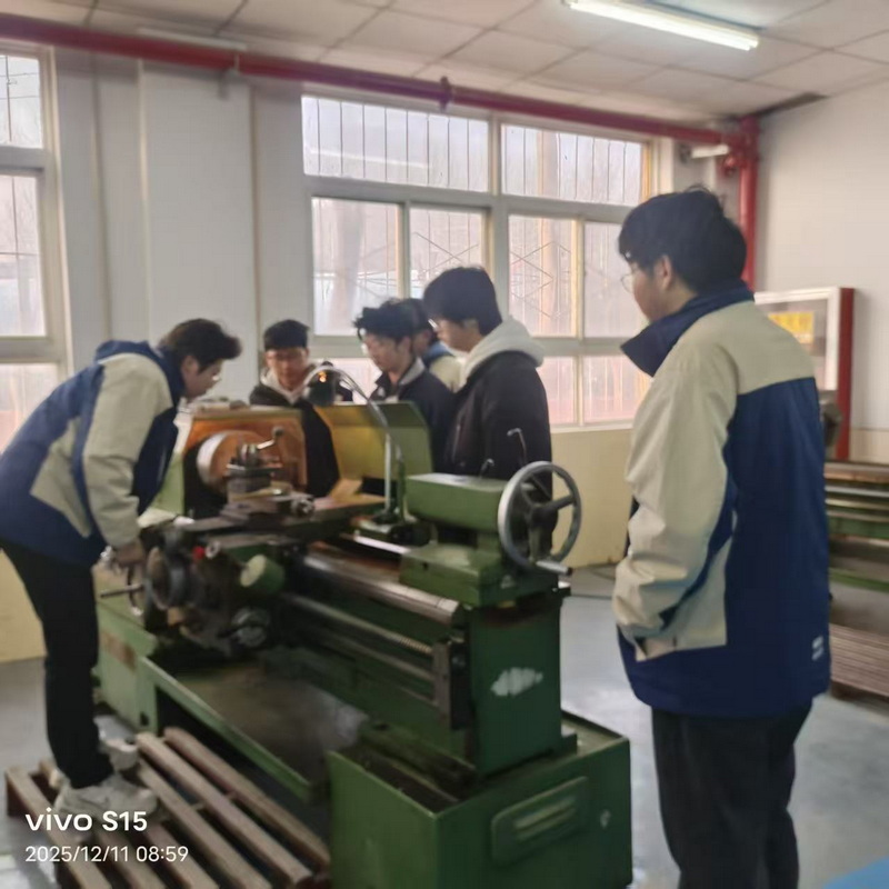 机电汽车学院机电一体化专业校内车工实训